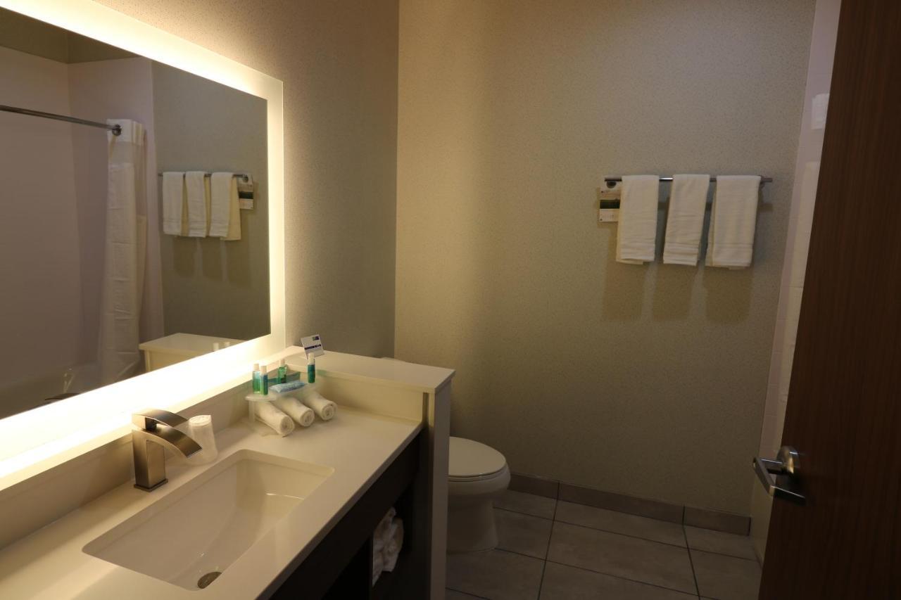 Holiday Inn Express & Suites - Coffeyville By Ihg Bagian luar foto