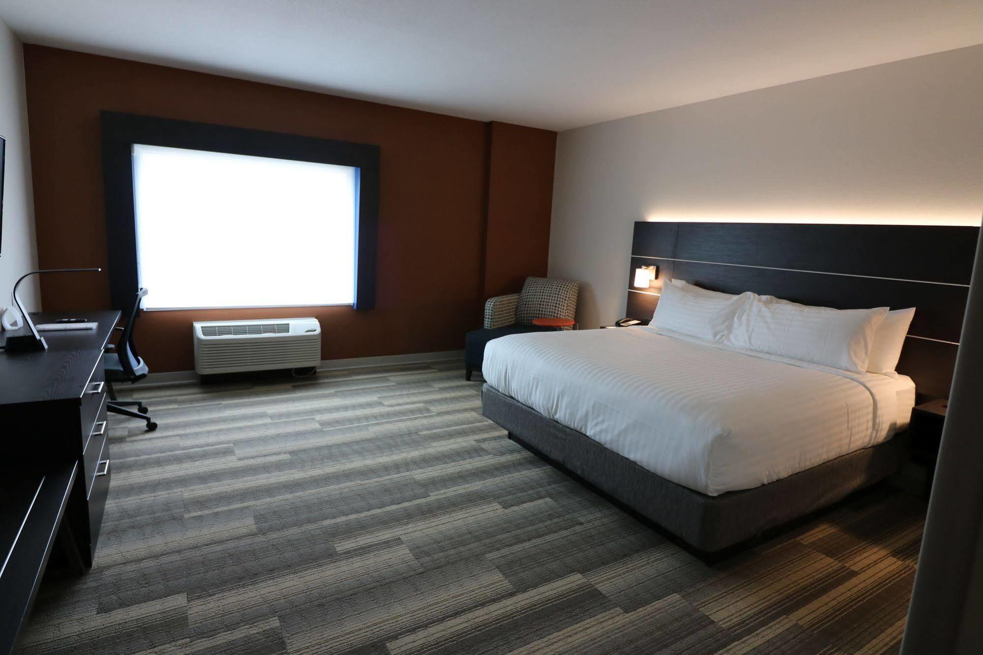 Holiday Inn Express & Suites - Coffeyville By Ihg Bagian luar foto