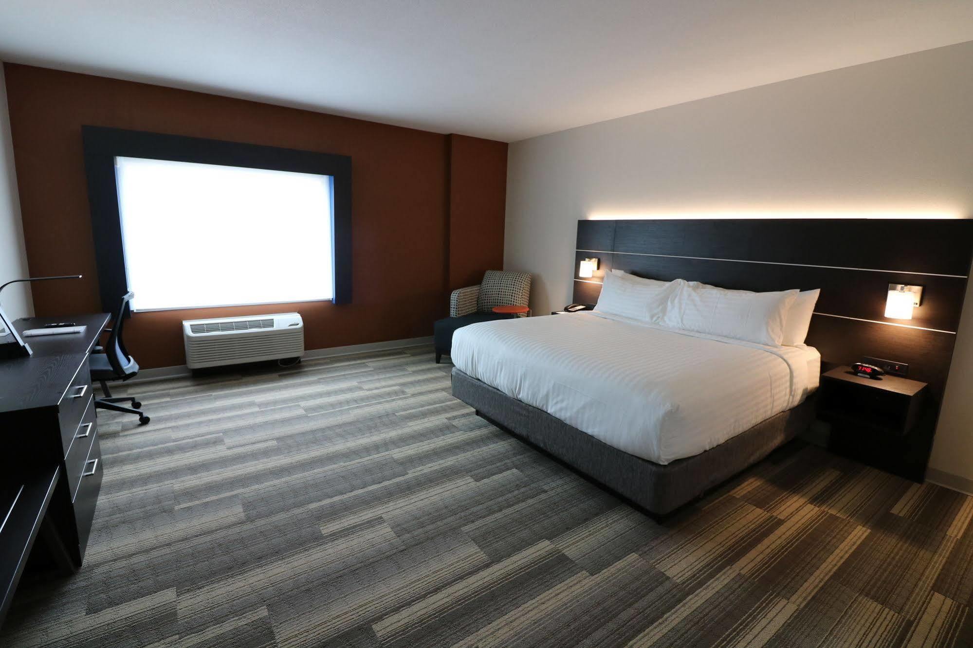 Holiday Inn Express & Suites - Coffeyville By Ihg Bagian luar foto