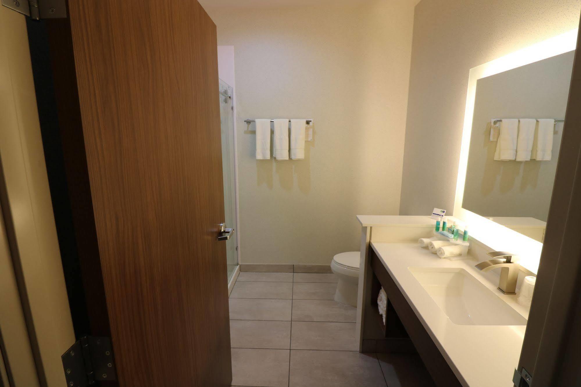 Holiday Inn Express & Suites - Coffeyville By Ihg Bagian luar foto